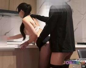  黑丝表姐穿着黑丝在房间逛 探妻